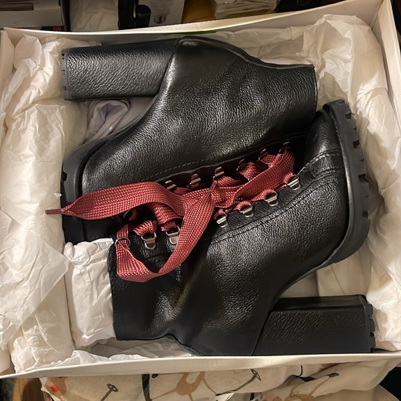 SCHUTZ original Woman’s “ZARA” black leather boot,with
Box & dust bag NEW - Picture 9 of 15